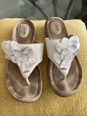 Clarks Women's Cream Floral Leather Thong Sandals